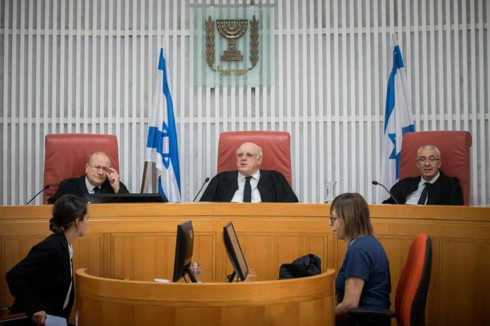 השופט חנן מלצר על כס בית המשפט העליון בשבתו בג"ץ